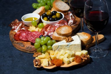 Peynir tabağı, ekmek, meyve ve soğuk şarap, yatay