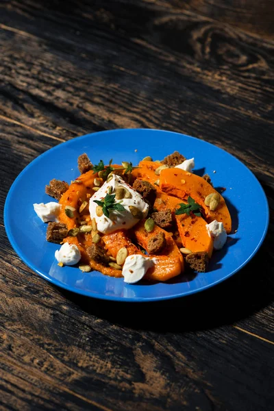 Salada Abóbora Assada Com Queijo Creme Croutons Vista Vertical Superior — Fotografia de Stock