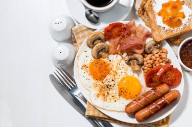 İngiliz kahvaltısı pastırma, sosis ve sebze, üstten görünüm, yatay ile çırpılmış yumurta
