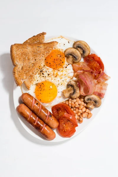 Desayuno Inglés Huevos Revueltos Con Tocino Salchichas Verduras Sobre Mesa — Foto de Stock