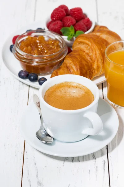 Eszpresszó Kávét Croissant Reggelire Függőleges Vértes — Stock Fotó