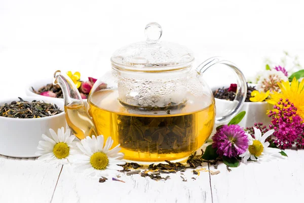 Αρωματικά Τσάι Από Βότανα Μια Τσαγιέρα Άσπρο Φόντο Ξύλινη — Φωτογραφία Αρχείου