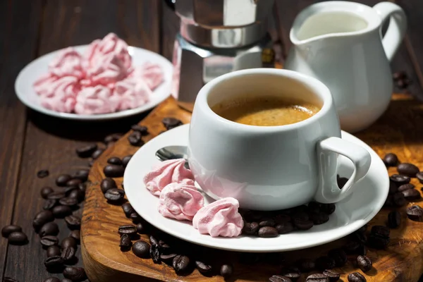 Färsk Espresso Och Rosa Maränger Horisontell — Stockfoto