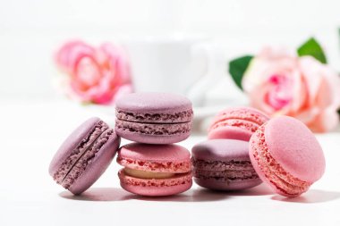 acıbadem kurabiyesi kurabiye ve beyaz arka plan, yatay çiçekler