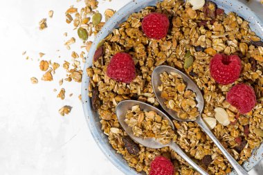 plaka ve beyaz tablo, closeup taze ahududu tatlı granola