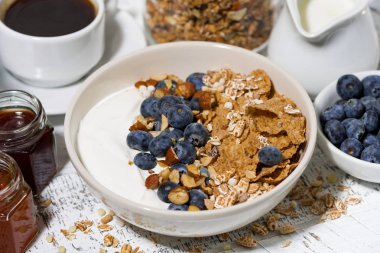 kase sağlıklı kepekli pul, yoğurt ve beyaz tablo, closeup üstten görünüm taze yaban mersini