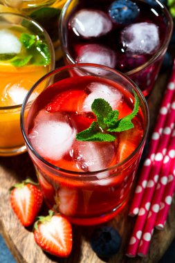 taze meyve ve berry içecek ürün çeşitliliği, closeup buz ile