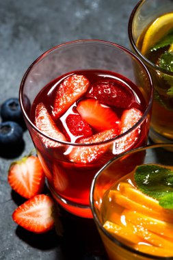 taze meyve limonata çeşitli karanlık arka planda, üstten görünüm