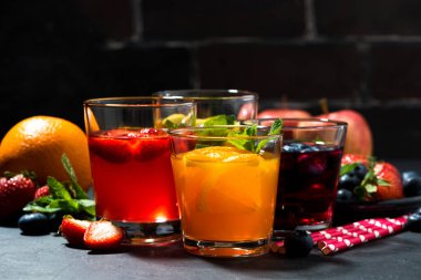 taze meyve limonata çeşitli karanlık tablo, yatay