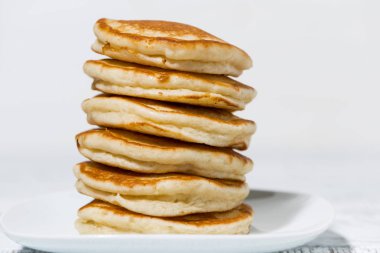 tabakta, closeup yatay lezzetli krep yığını