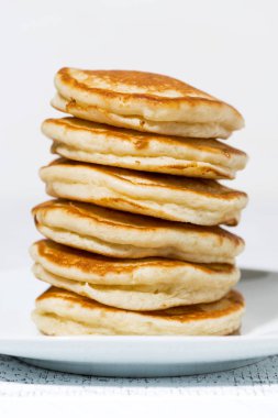 Tabakta bir yığın lezzetli krep, yakın plan.