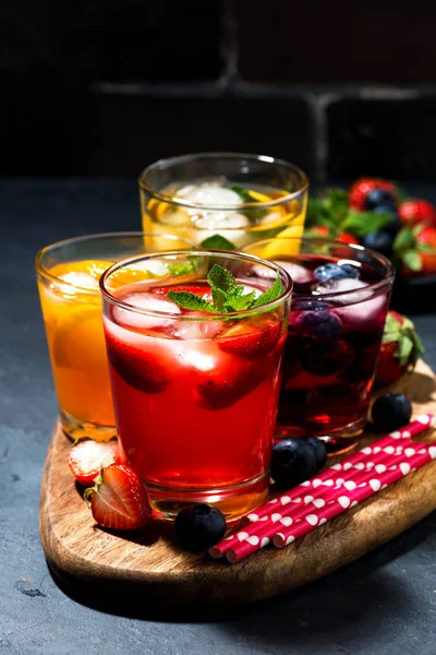 Soğuk Meyve Çeşitli Karanlık Tablo Dikey Closeup Berry Içecekler — Stok fotoğraf