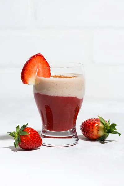Erdbeerjoghurt Milchshake Nahaufnahme — Stockfoto