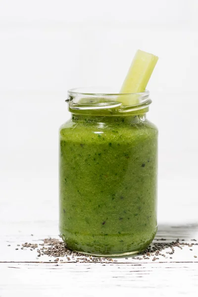 Friska gröna frukt och grönsaker smoothies med chiafrön i j — Stockfoto