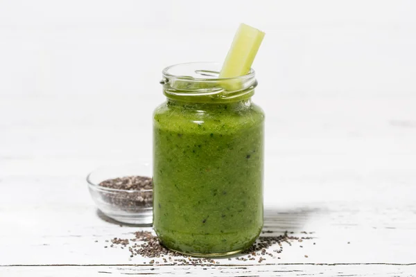 Friska gröna frukt och grönsaker smoothies med chiafrön i j — Stockfoto