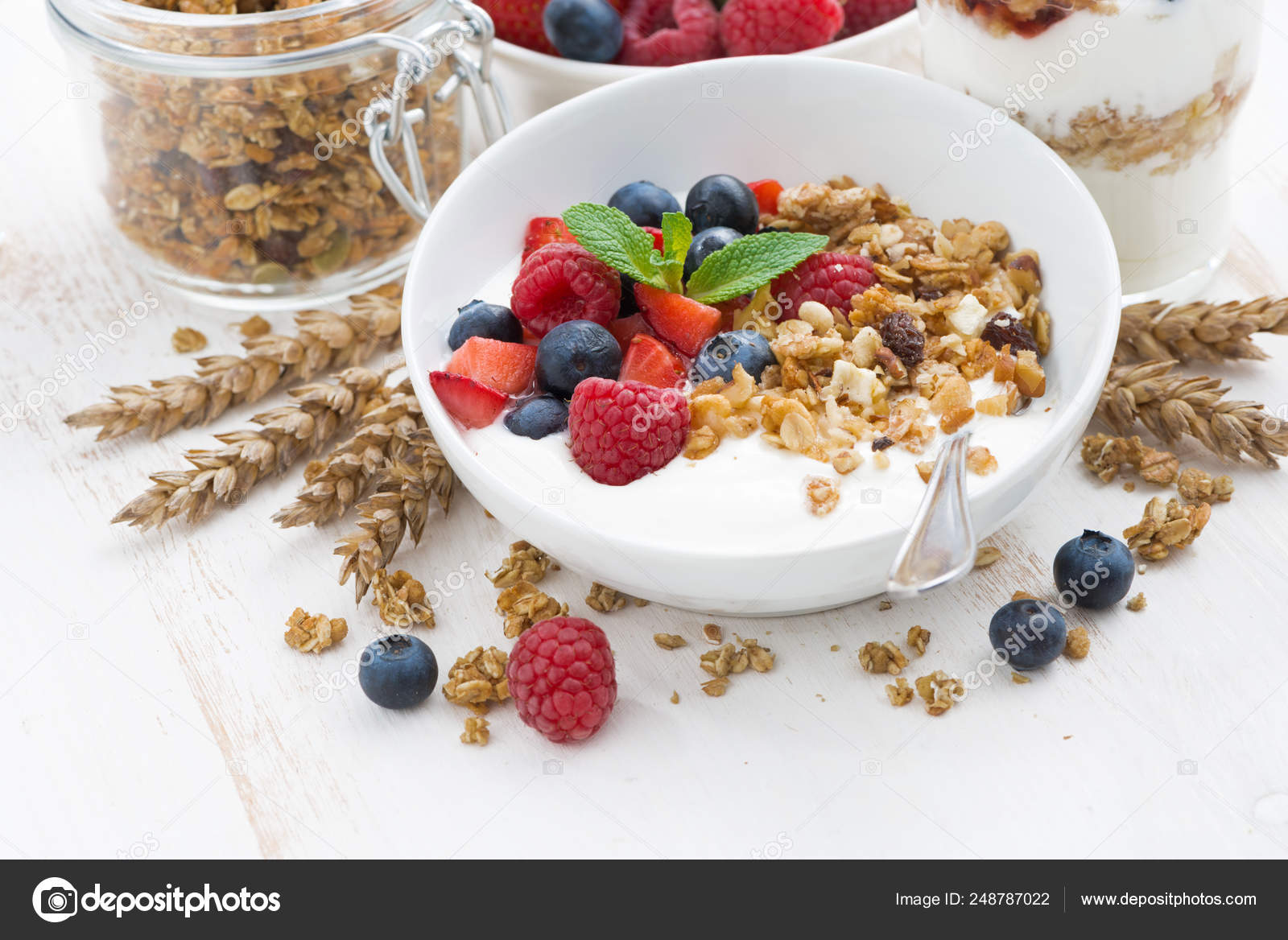 Healthy breakfast with natural yogurt, muesli and fresh berries — Stock