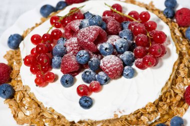 yoğurt ve taze çilek, closeup ile sağlıklı yulaf ezmesi kek