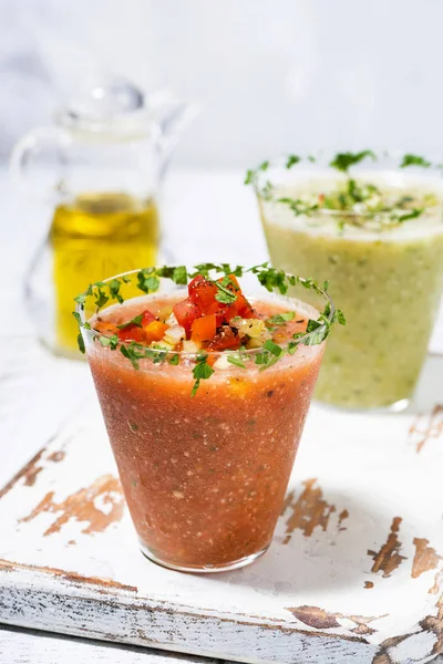 Minestre fresche e fredde. gazpacho rosso e verde in bicchieri, verticale — Foto Stock