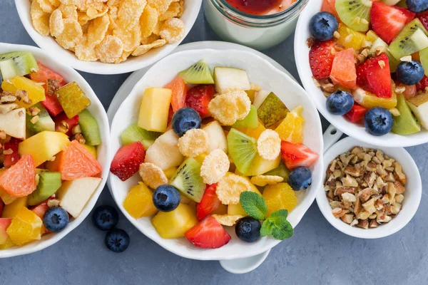 Café da manhã saudável com salada de frutas frescas, vista superior — Fotografia de Stock