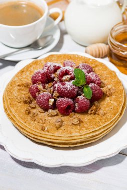 geleneksel tatlı taze ahududu ile Kahvaltıda krep. 