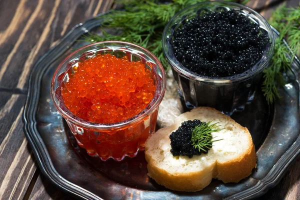 Caviar rojo y negro tradicional y sándwiches, vista superior — Foto de Stock