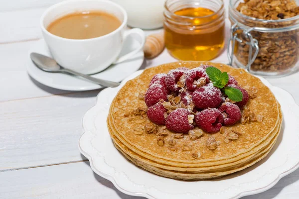 Traditional thin pancakes with fresh raspberries for breakfast o — Stock Photo, Image