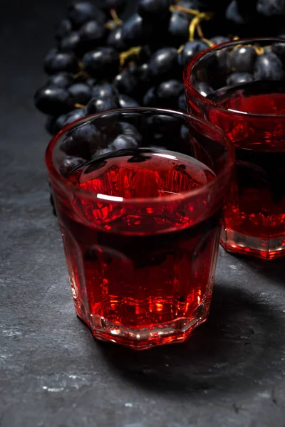 ダークウッドのテーブル、クローズ アップの赤の若いワインを 2 杯 — ストック写真