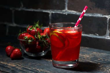 koyu ahşap arka plan üzerinde çilek limon limonata