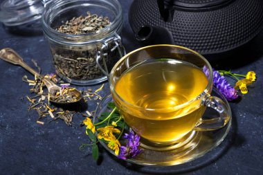 karanlık bir arka plan üzerinde aromatik otlar ile çay