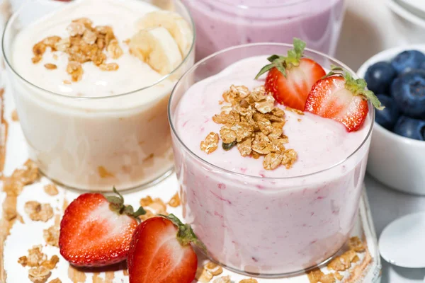 Yogures dulces con frutas y bayas para el desayuno, primer plano — Foto de Stock