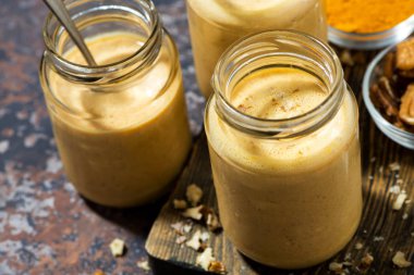 Zerdeçal aromalı havuç püresi.