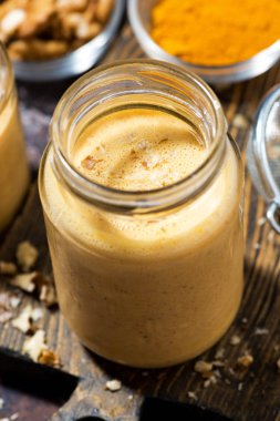 zerdeçal, dikey closeup ile havuç smoothies