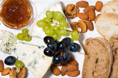 Yönetim Kurulu, taze ciabatta, üzüm ve ja Şarküteri peynir