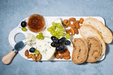 Yönetim Kurulu, taze ciabatta, üzüm ve ja Şarküteri peynir