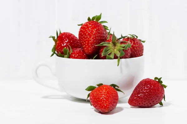 Taza de fresas frescas sobre un fondo blanco, primer plano — Foto de Stock