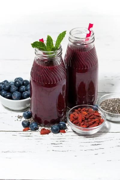 Sağlıklı berry smoothies chia tohum ve goji meyveleri, vertic ile — Stok fotoğraf