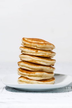bir tabakta dikey lezzetli krep yığını