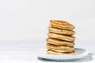 Beyaz masada lezzetli krep yığını