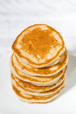 bir tabakta dikey üstten görünüm lezzetli krep yığını