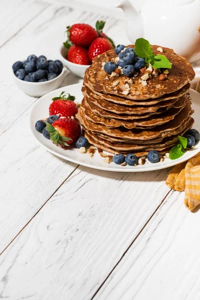 Stack of homemade delicious pancakes for breakfast on white tabl — Stock Photo, Image