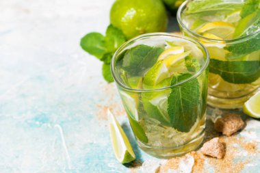 taze soğuk mojito, üstten görünüm