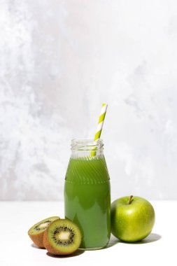 kivi ve apple bir şişe, dikey yeşil suyu