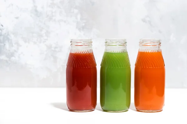 Sucos vegetais coloridos em garrafas — Fotografia de Stock