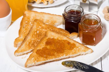 Kahvaltı, en iyi görünüm için çilek reçelli çıtır çıtır kızarmış ekmek