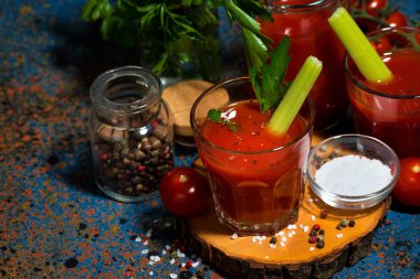 taze sağlıklı domates suyu tuz ve kereviz karanlık backgrou üzerinde