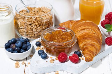 kruvasan ve reçel kahvaltı için