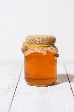 Cam Kavanoz bal beyaz arka planda, dikey