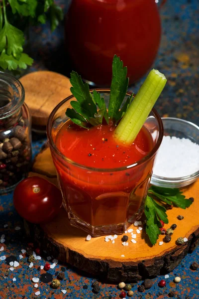 Zumo de tomate fresco y saludable con sal y apio, vertical — Foto de Stock