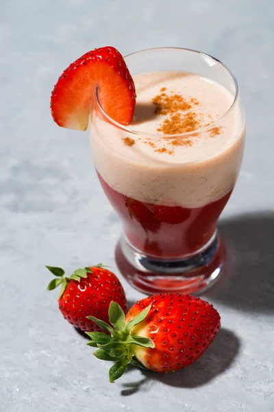 Milkshake au yaourt à la fraise frais sur la table, gros plan vertical — Photo