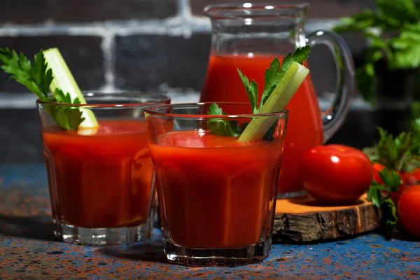 Zumo de tomate fresco en tazas de vidrio, primer plano — Foto de Stock